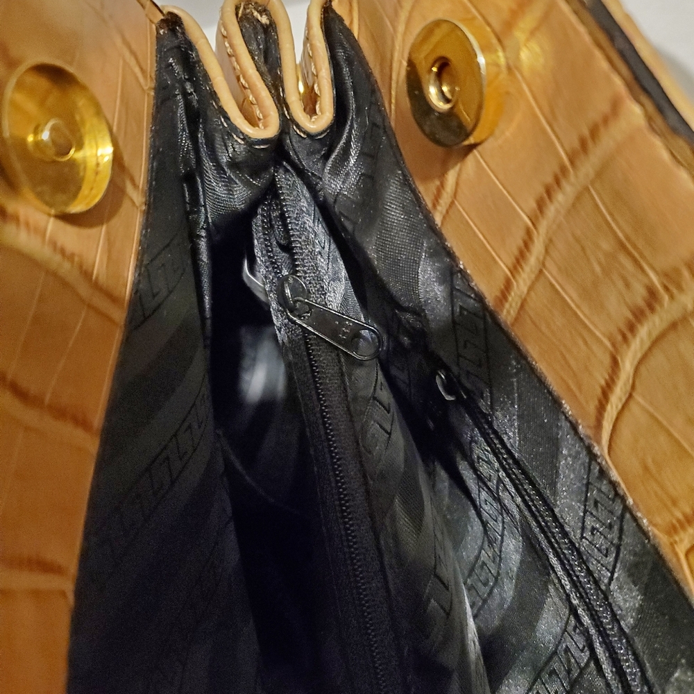 Faux Croc Tan Shoulderbag - Picture 6 of 8